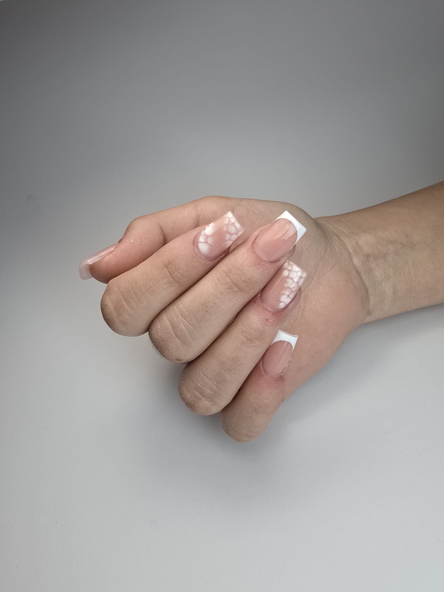 Francuska manikura s marble efektom na nude gel noktima, Knokty Zagreb