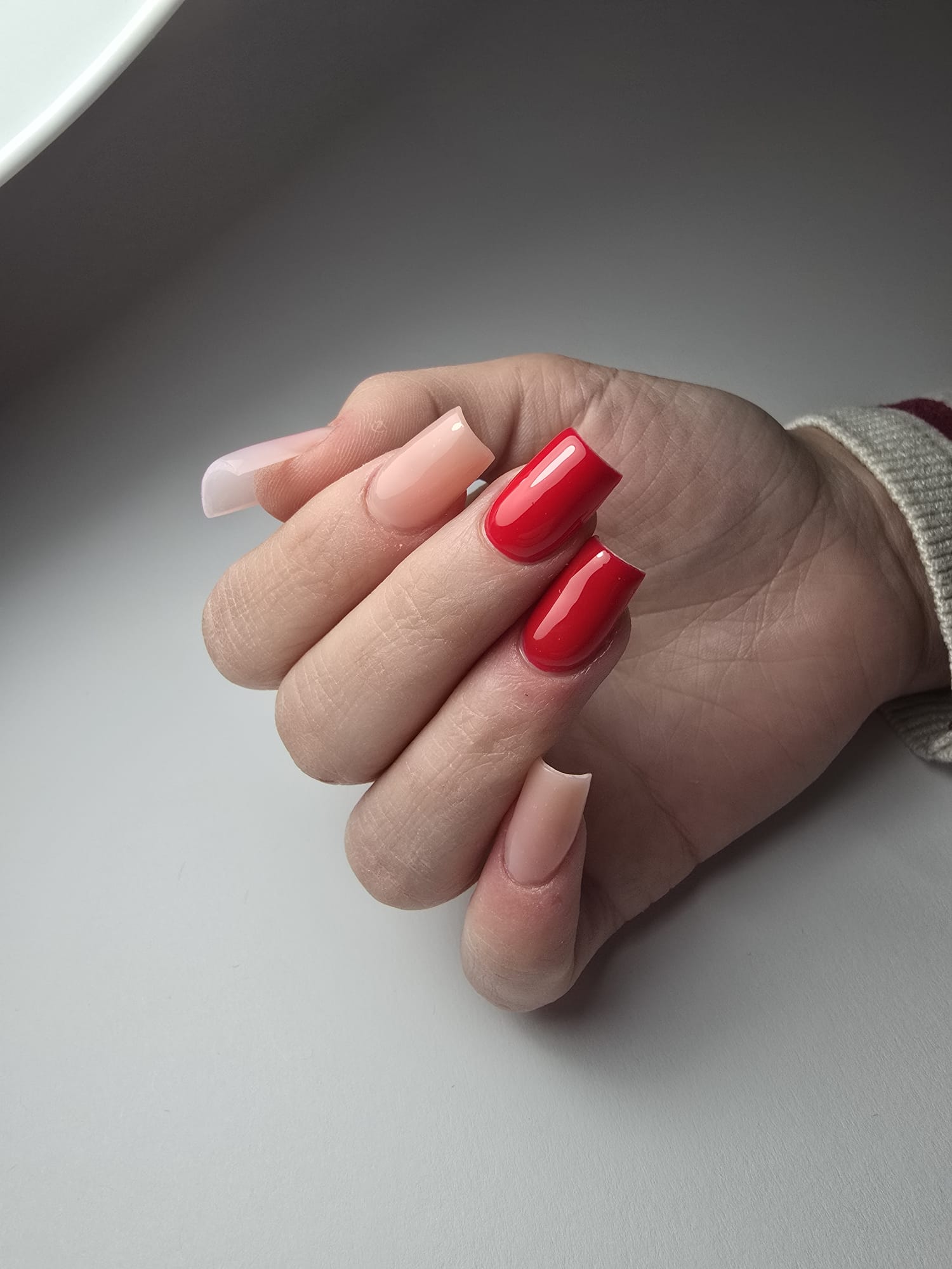 Crveni i nude gel nokti visokog sjaja, moderna kombinacija boja, Knokty Zagreb